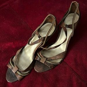 Snake embossed and gold chain shoes